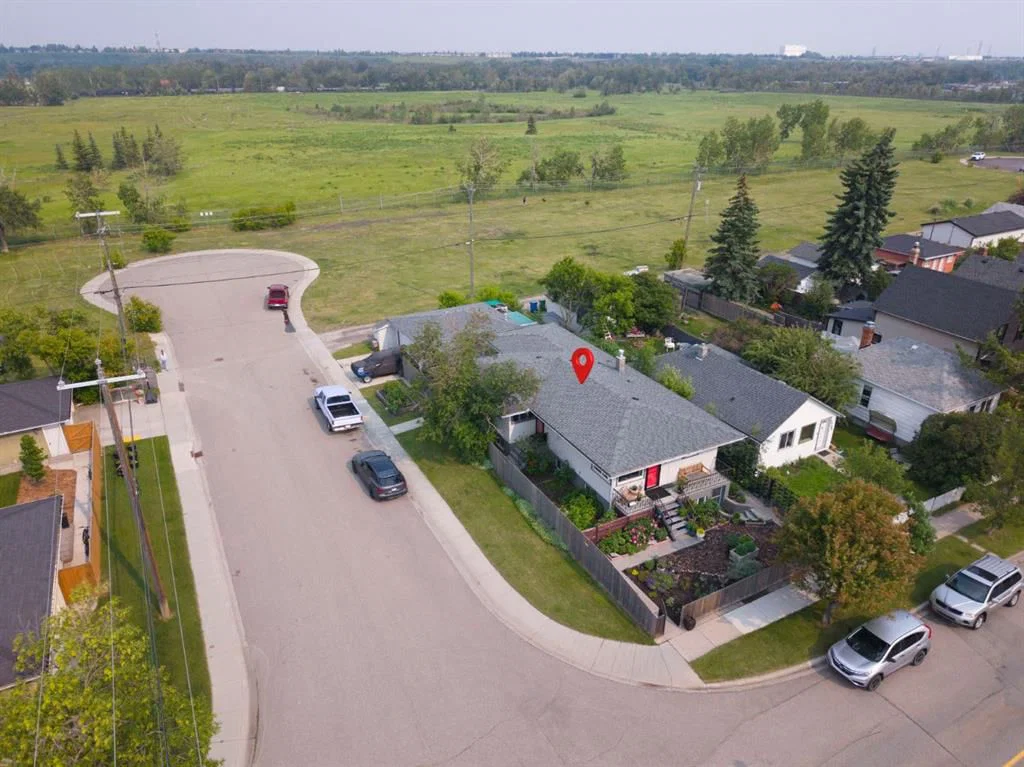 2702 17 Street SE, Calgary — main listing photo