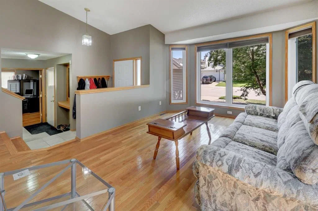 96 Hawktree Close NW, Calgary — photo 3 of 35