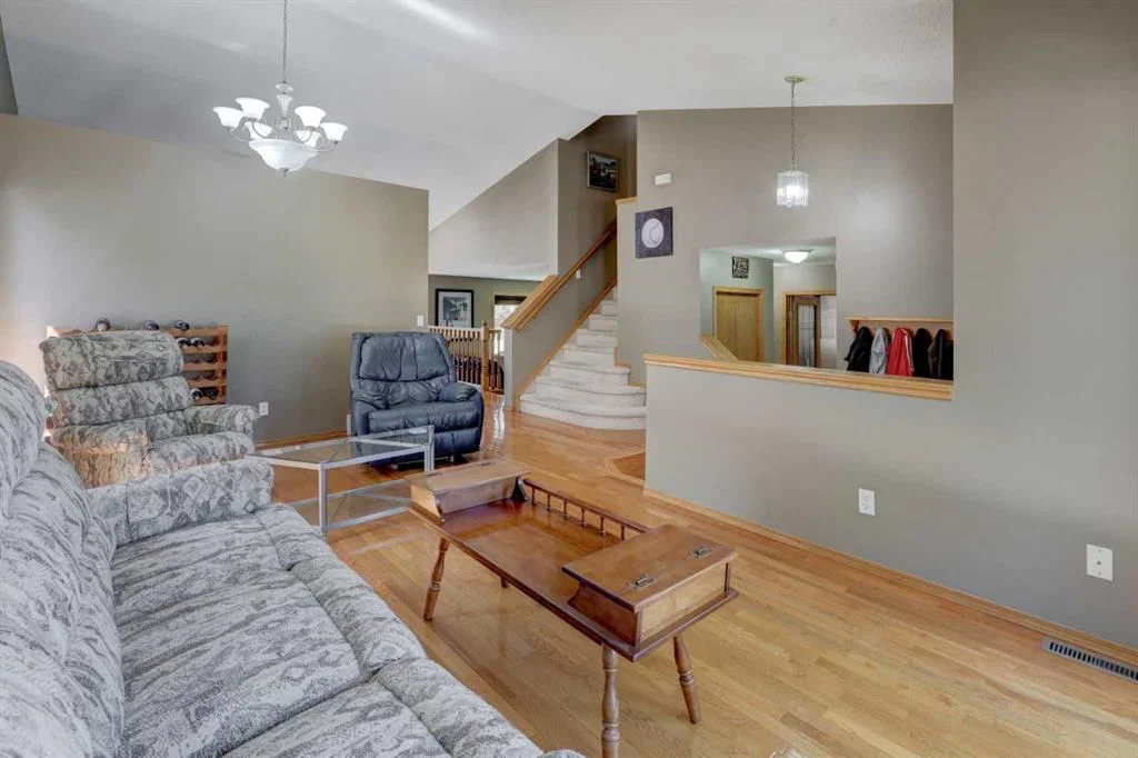 96 Hawktree Close NW, Calgary — photo 4 of 35