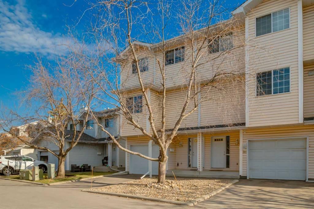 318 Hawkstone Manor NW, Calgary — photo 2 of 31
