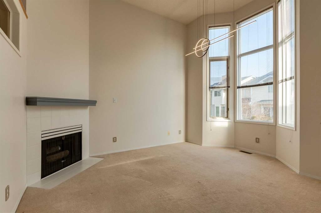 318 Hawkstone Manor NW, Calgary — photo 4 of 31