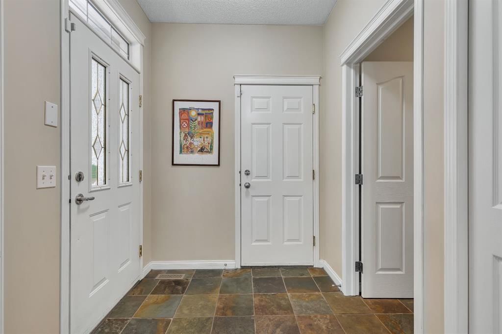 6 Discovery Heights SW, Calgary — photo 4 of 40