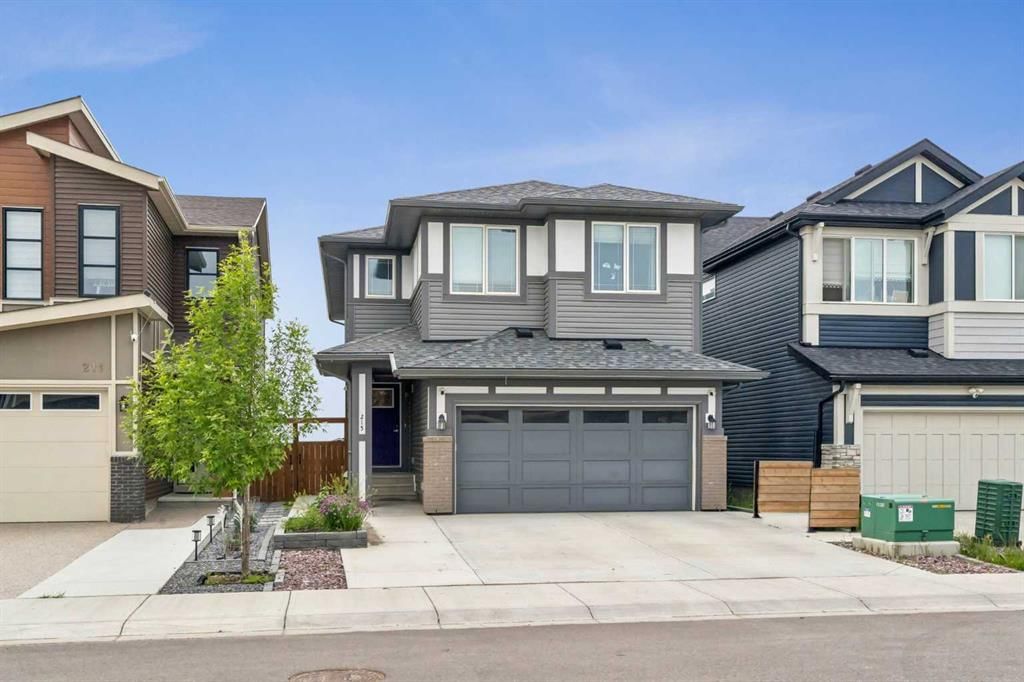 215 Lucas Terrace NW, Calgary — main listing photo