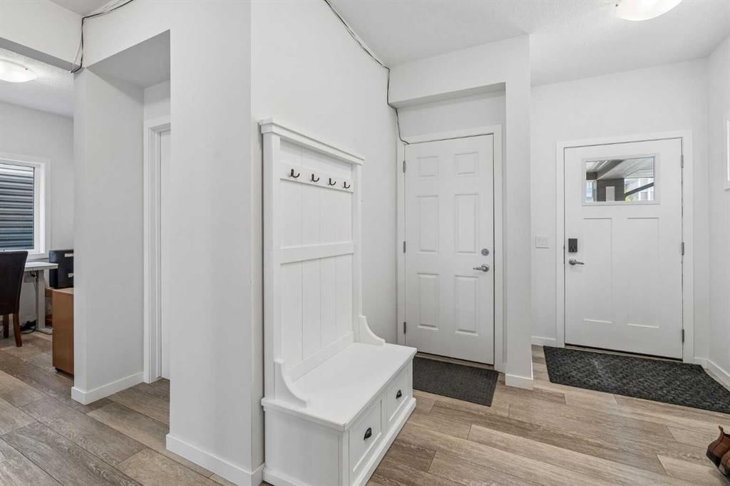 215 Lucas Terrace NW, Calgary — photo 3 of 45