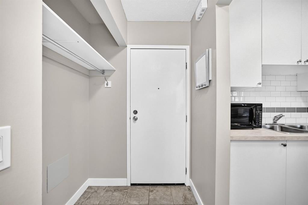 1, 11415 8 Street SW, Calgary — photo 3 of 22
