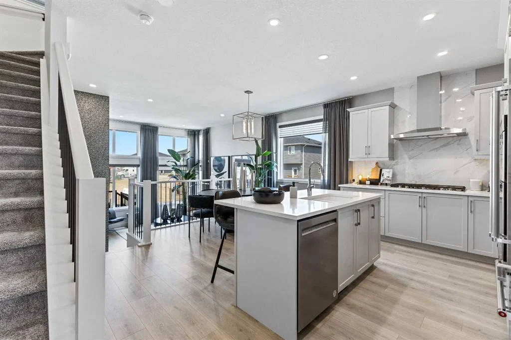 124 Corner Glen Avenue NE, Calgary — photo 4 of 15