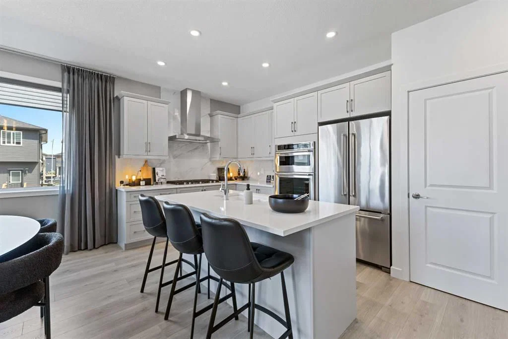 124 Corner Glen Avenue NE, Calgary — photo 5 of 15
