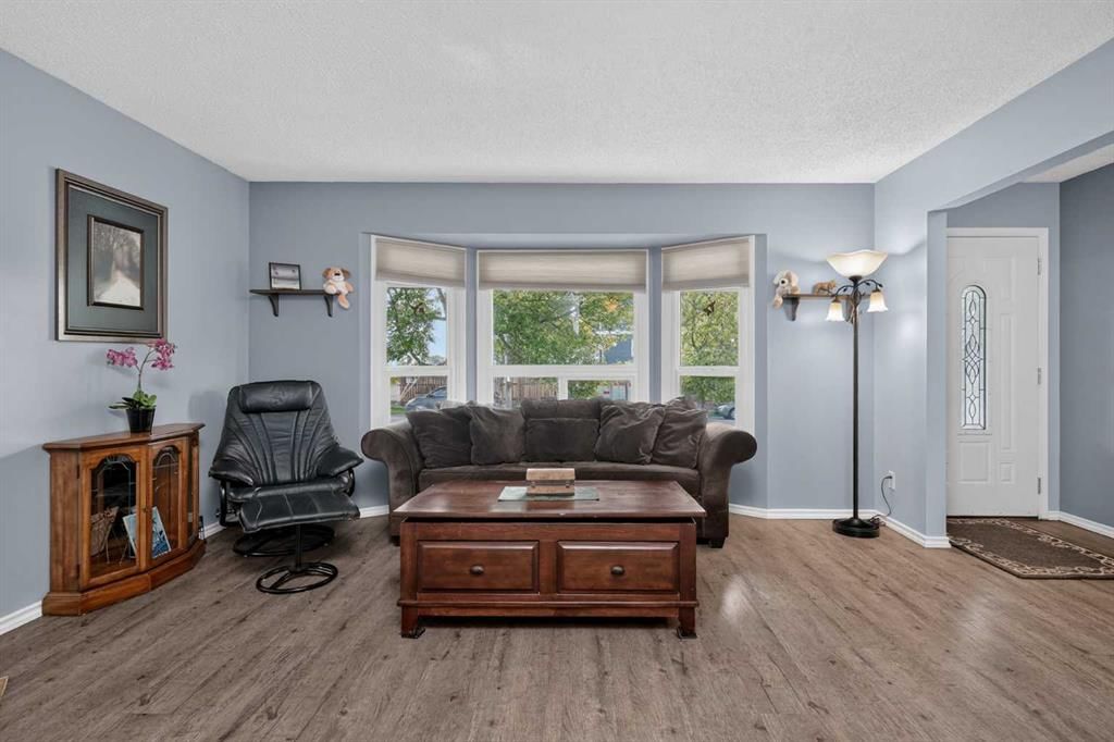 6609 Rundlehorn Drive NE, Calgary — photo 3 of 32