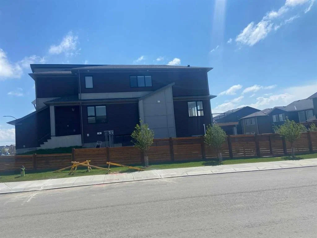 305 lucas Place NW, Calgary — photo 4 of 50