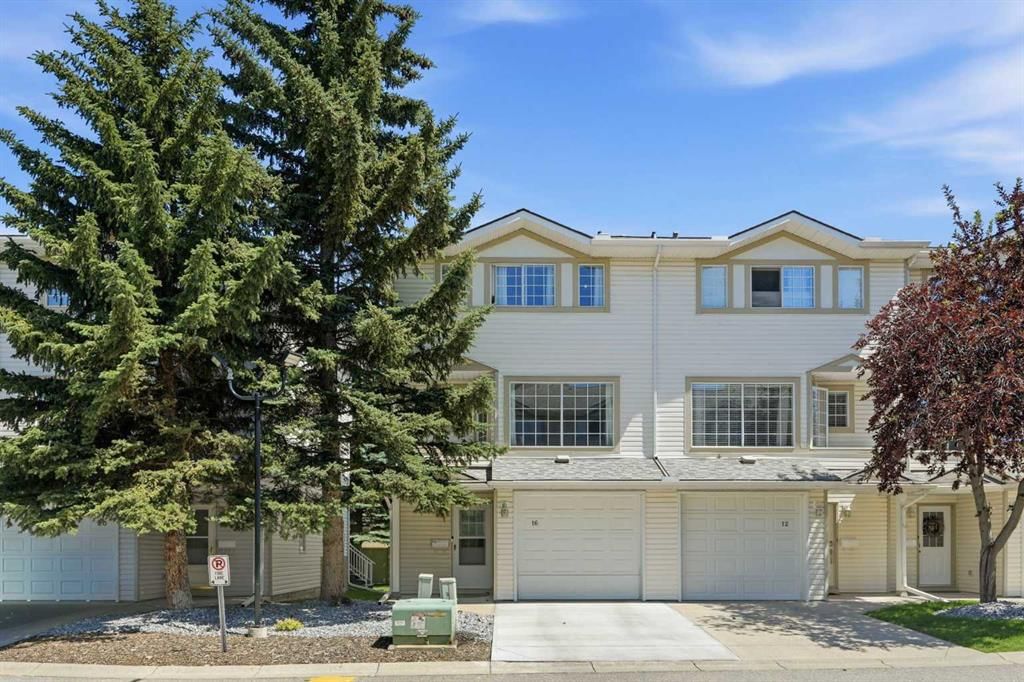 16 Kingsland Court SW, Calgary — photo 2 of 28