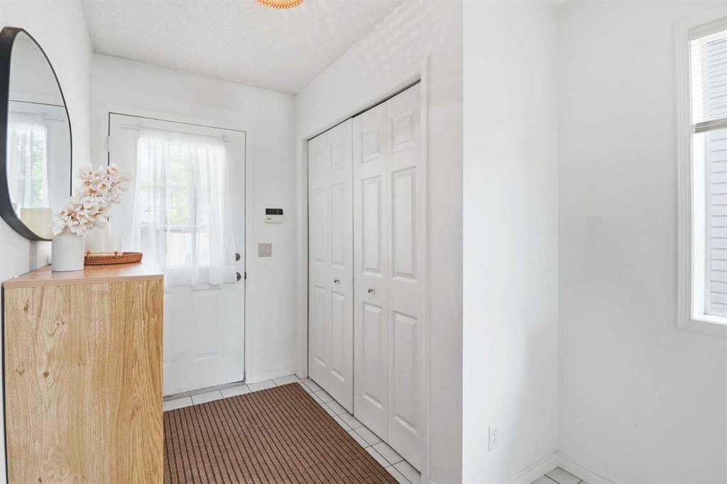16 Kingsland Court SW, Calgary — photo 3 of 28