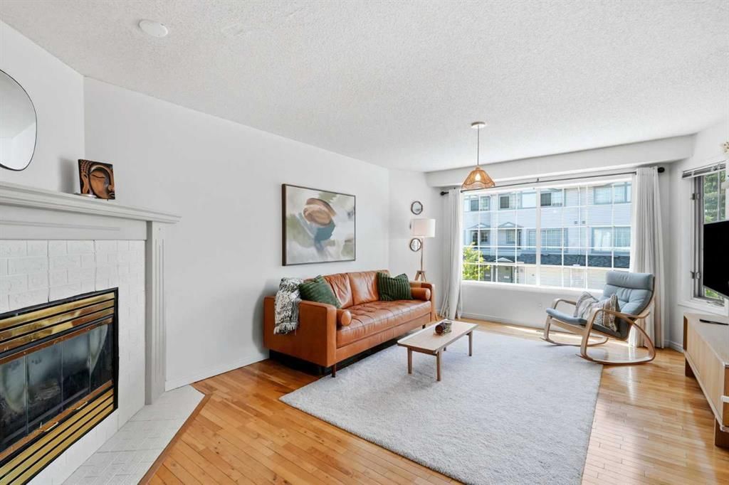 16 Kingsland Court SW, Calgary — photo 4 of 28