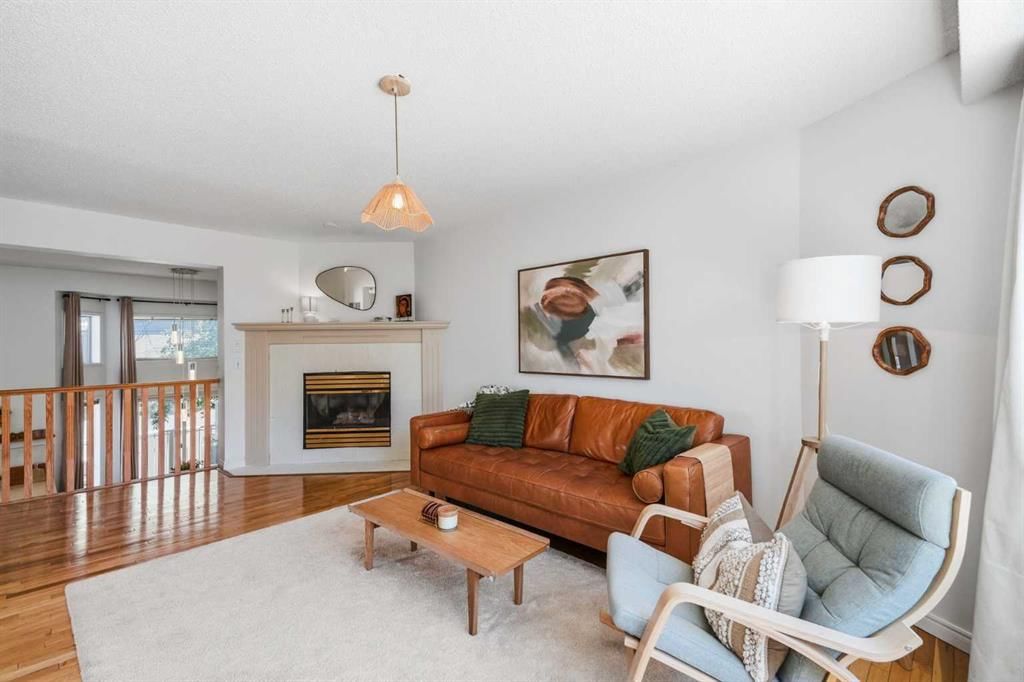 16 Kingsland Court SW, Calgary — photo 5 of 28