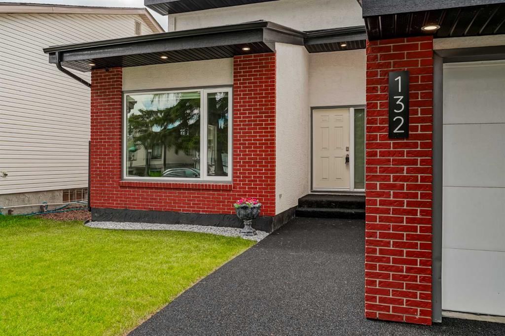 132 WOODGLEN Way SW, Calgary — photo 3 of 44