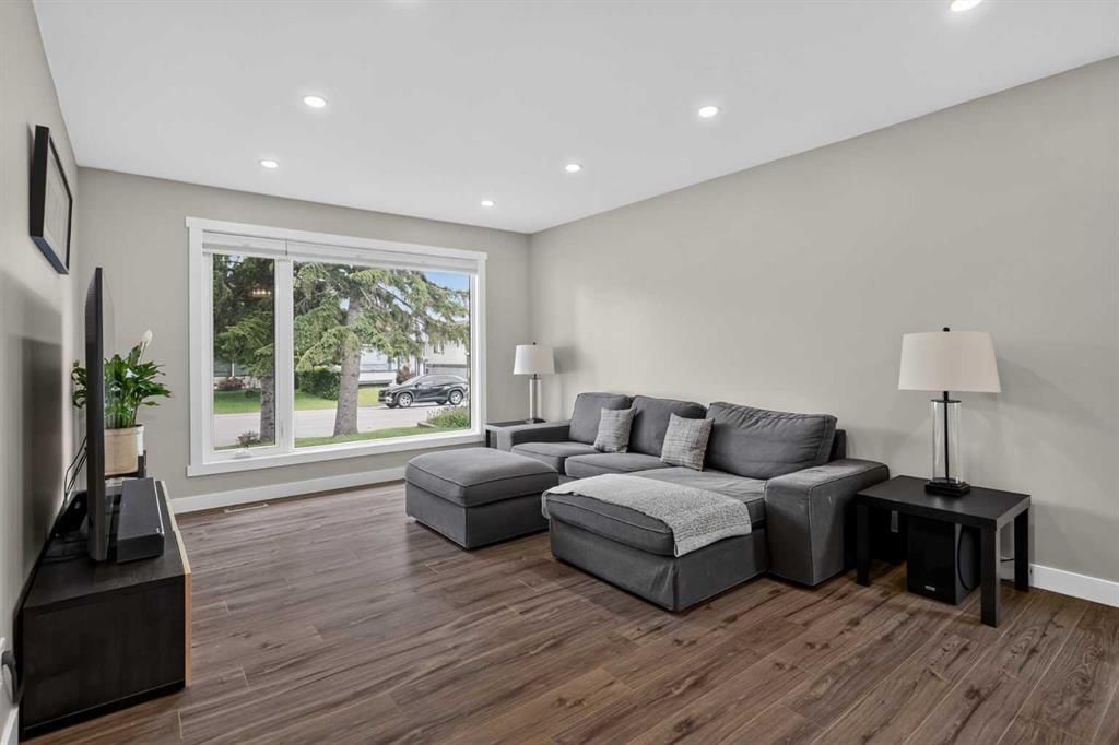 132 WOODGLEN Way SW, Calgary — photo 4 of 44