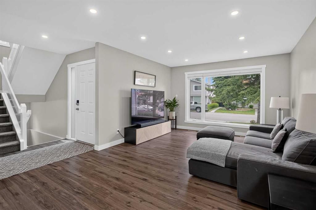 132 WOODGLEN Way SW, Calgary — photo 5 of 44