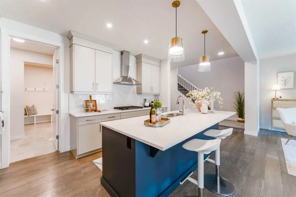 7164 11 Avenue SW, Calgary — photo 3 of 50