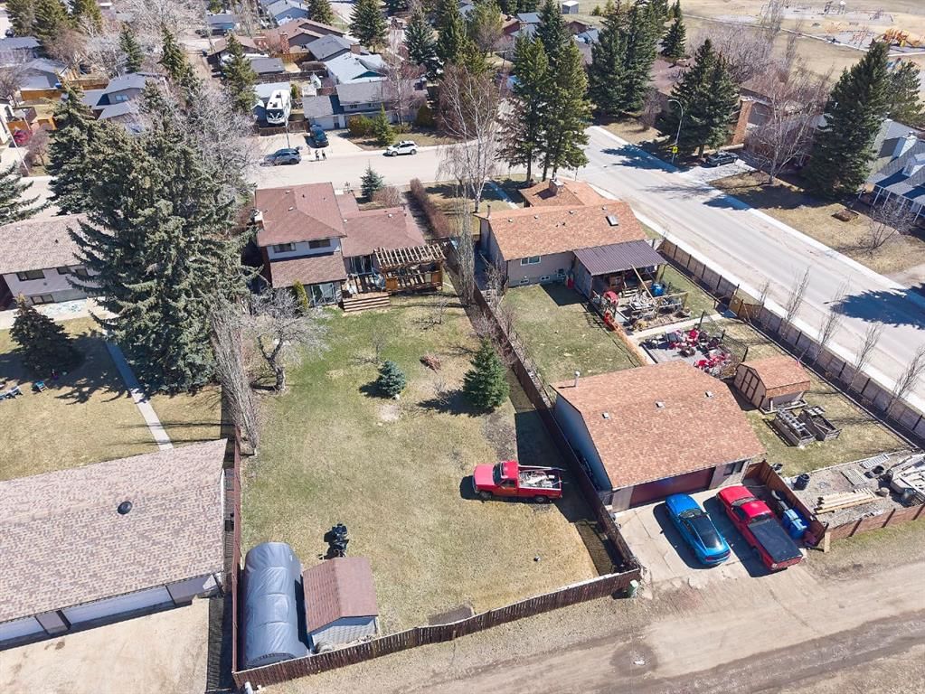 677 Wallace Drive, Carstairs — photo 3 of 42