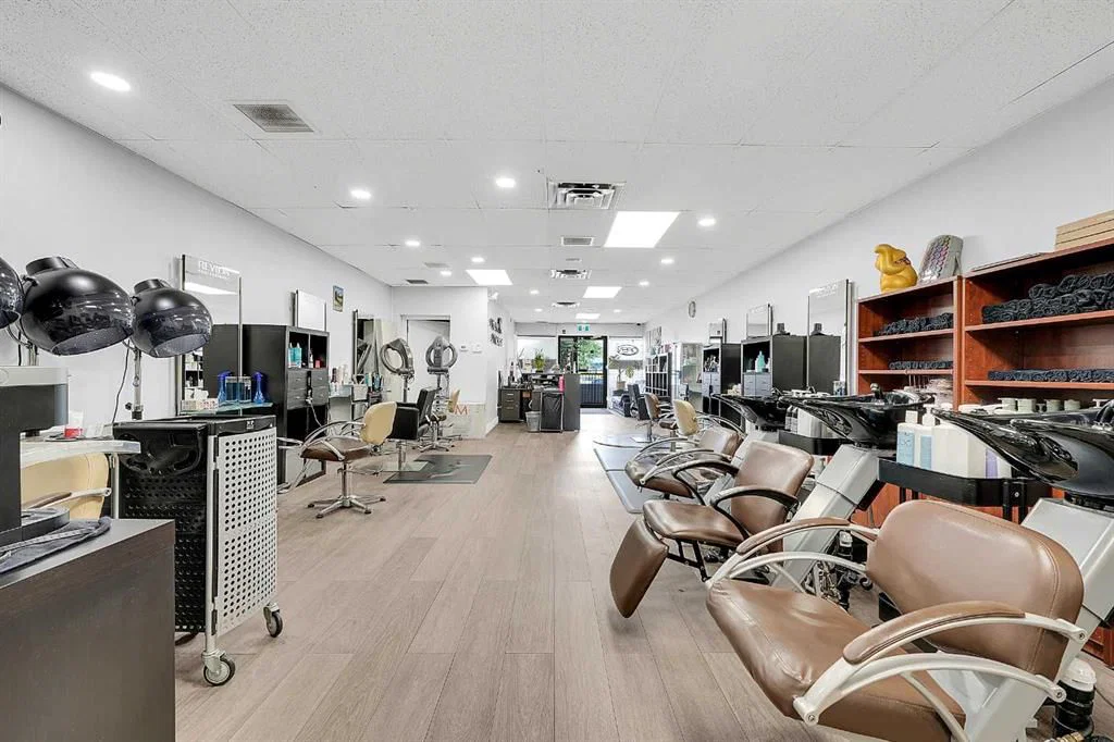 222 16 Avenue NE, Calgary — main listing photo