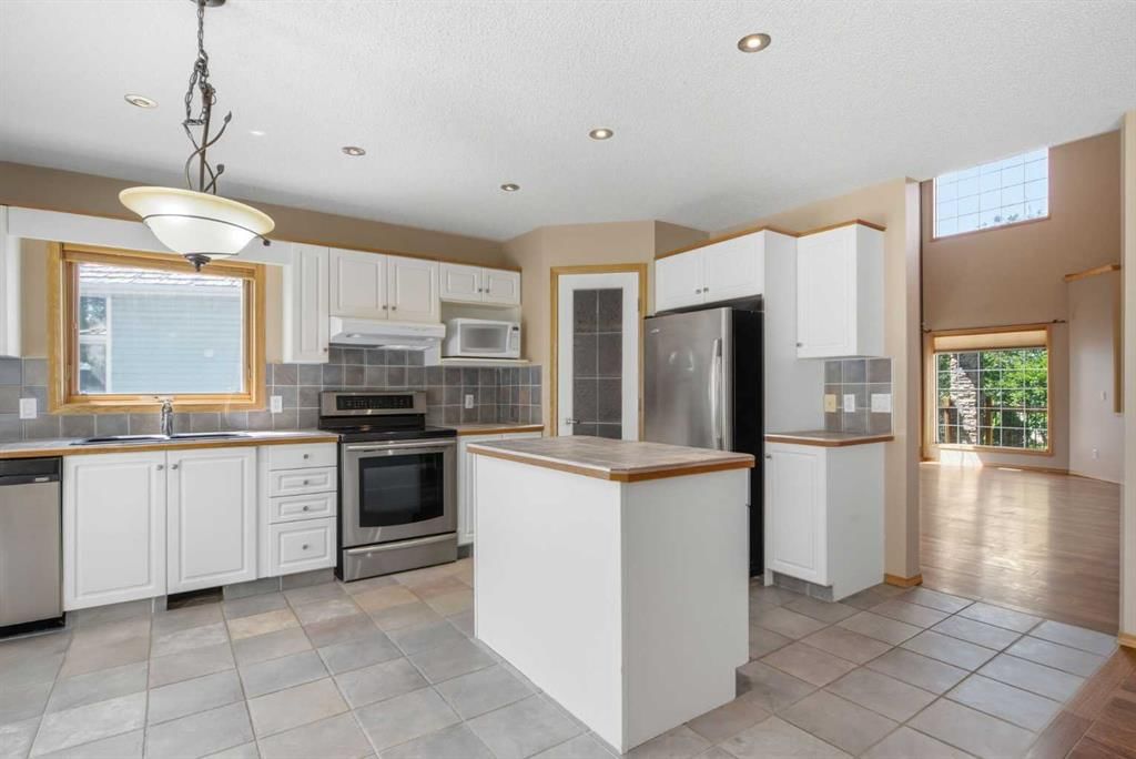 144 Douglas Ridge Close SE, Calgary — photo 4 of 49
