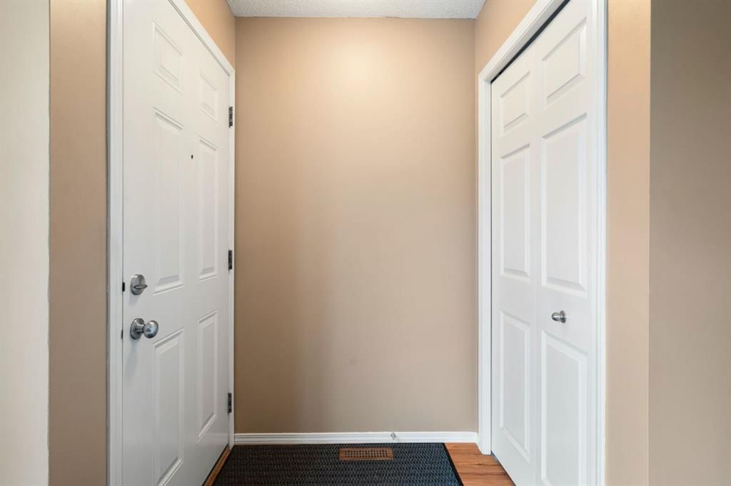 361 Elgin Gardens SE, Calgary — photo 4 of 28