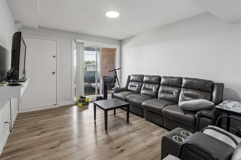 13, 3726 Centre Street NE, Calgary — photo 3 of 21