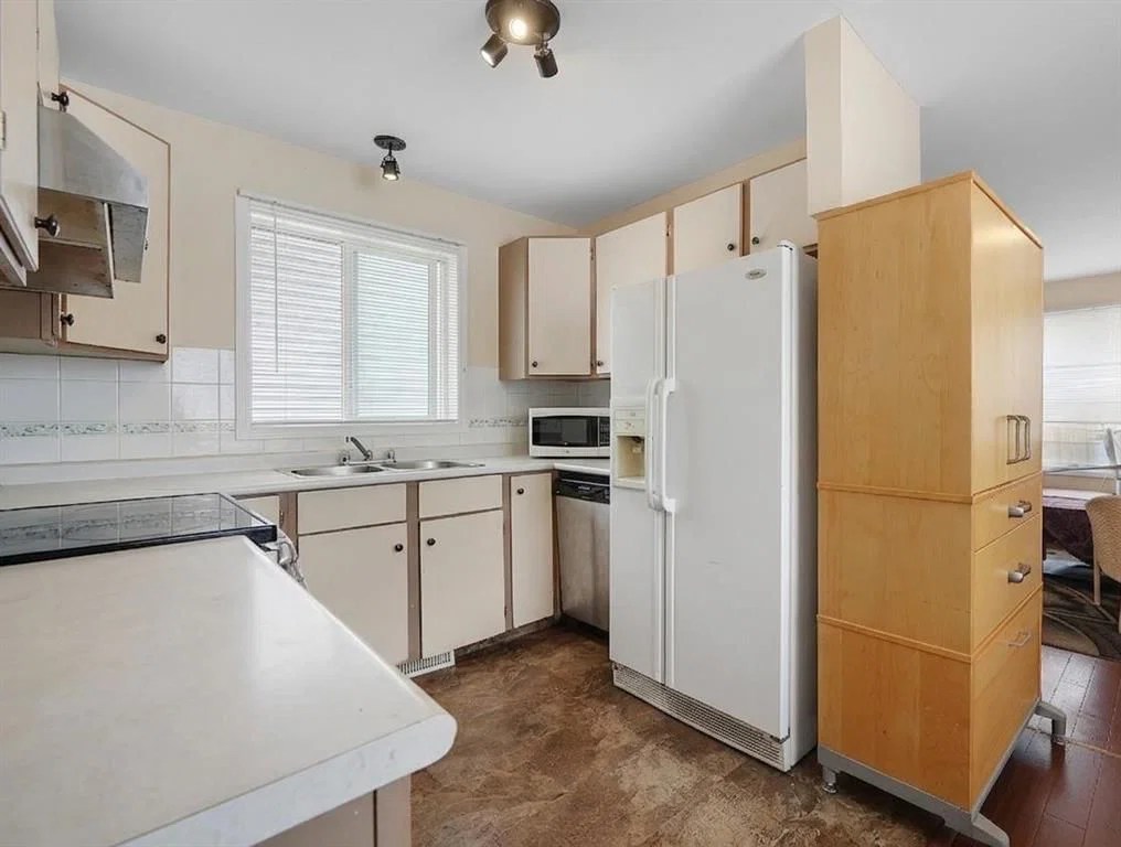 2714 74 Avenue SE, Calgary — photo 4 of 25