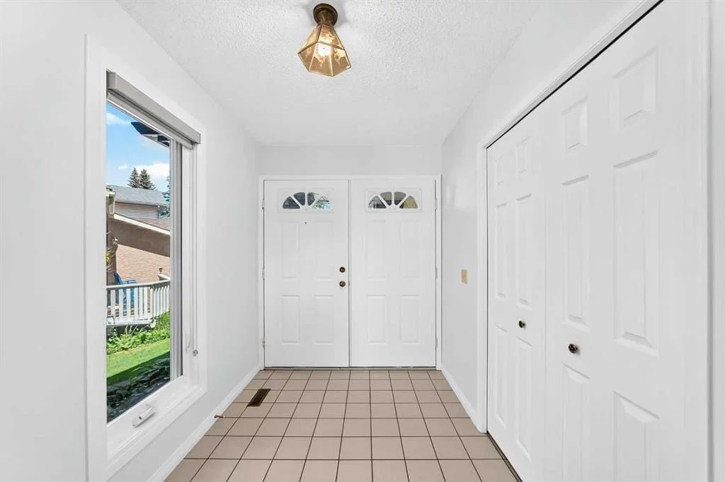 416 Hawkhill Place NW, Calgary — photo 4 of 50