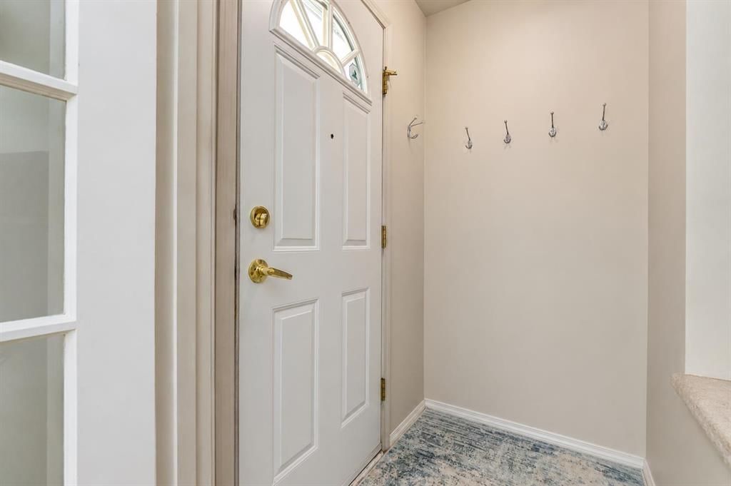 383 Killarney Glen Court SW, Calgary — photo 4 of 34