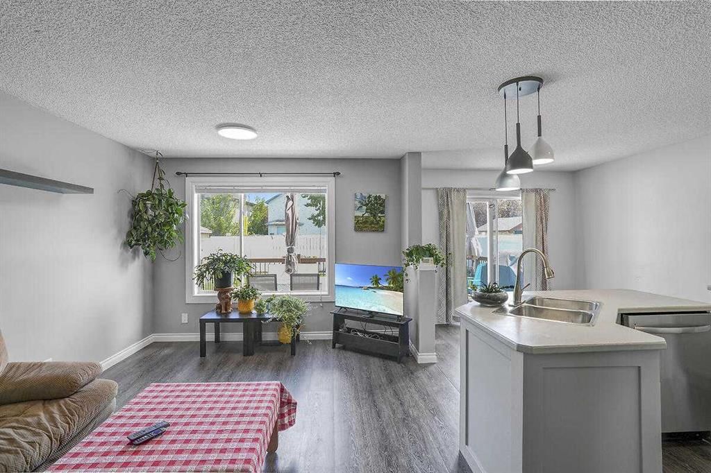 274 Somerside Park SW, Calgary — photo 4 of 37