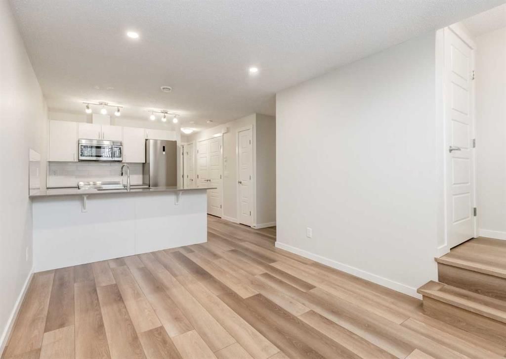 408 Cranbrook Square SE, Calgary — photo 5 of 27