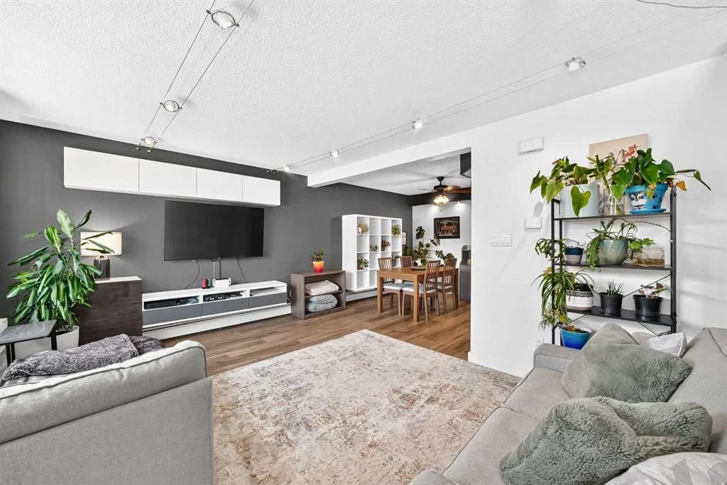 3, 3809 45 Street SW, Calgary — photo 4 of 35