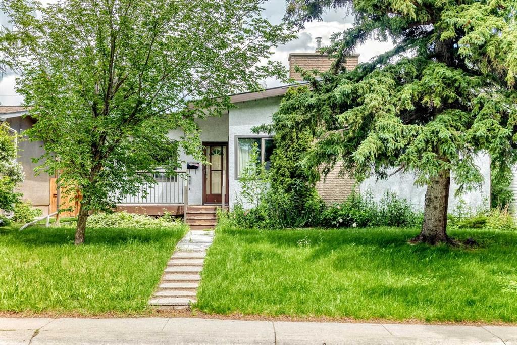 2912 Brentwood Boulevard NW, Calgary — main listing photo