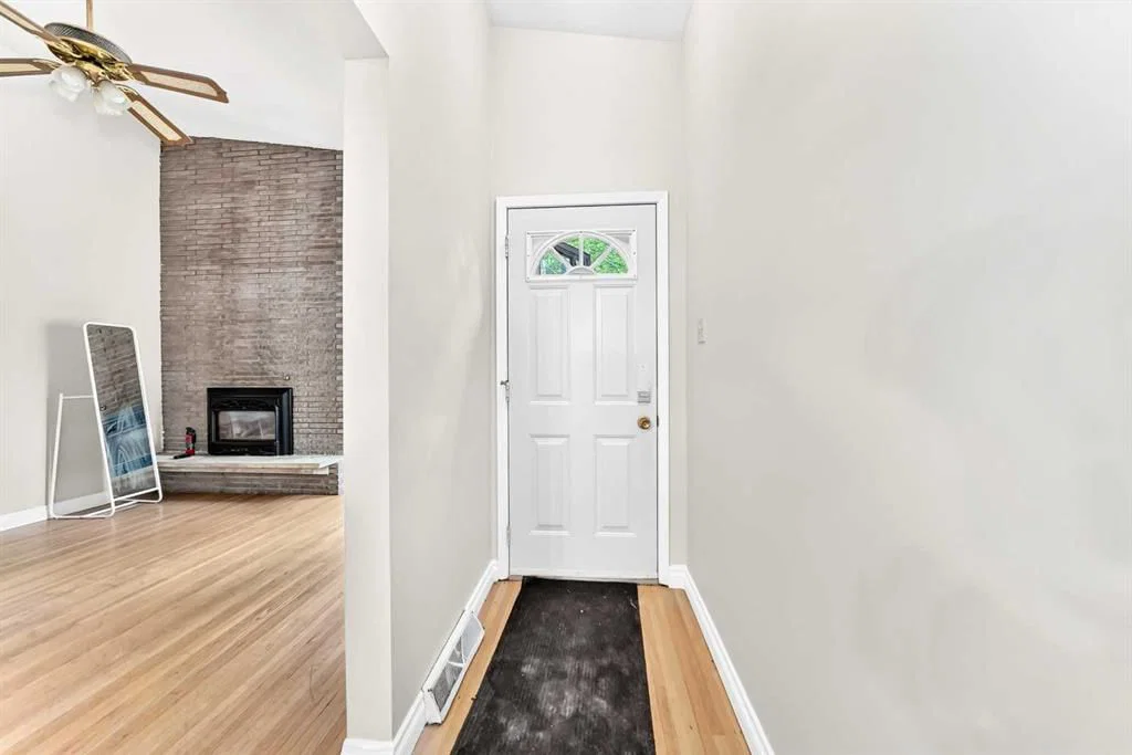 2912 Brentwood Boulevard NW, Calgary — photo 3 of 47