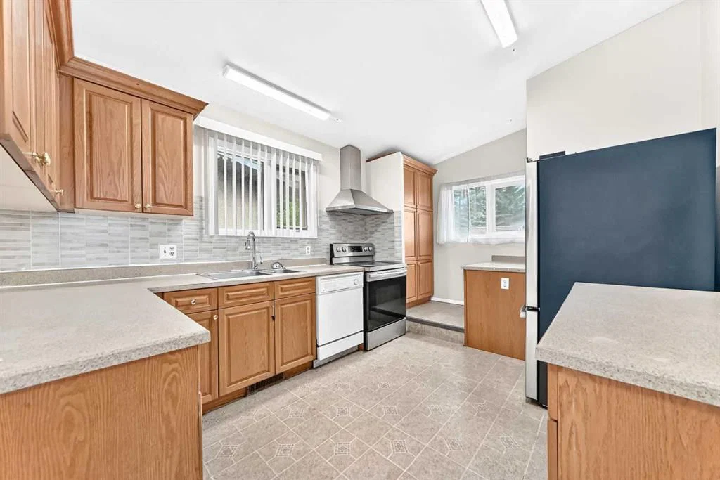 2912 Brentwood Boulevard NW, Calgary — photo 4 of 47