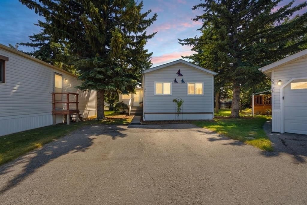 3011 Burroughs Manor NE, Calgary — photo 2 of 35