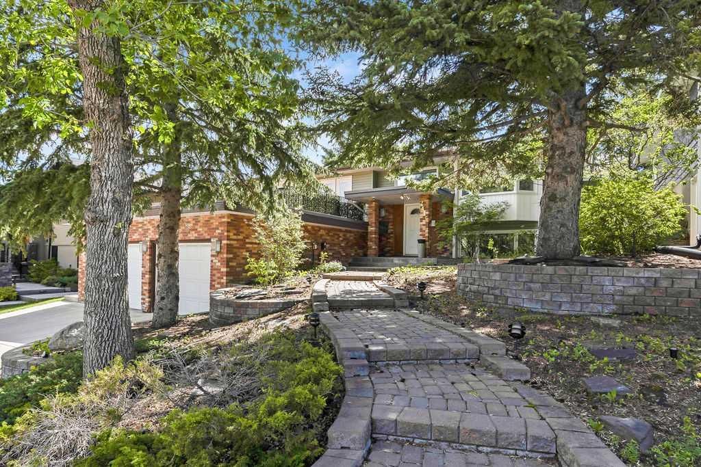 2415 Chicoutimi Drive NW, Calgary — main listing photo
