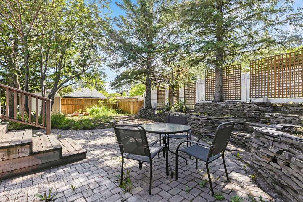 2415 Chicoutimi Drive NW, Calgary — photo 3 of 28