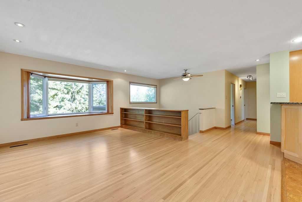 2415 Chicoutimi Drive NW, Calgary — photo 4 of 28
