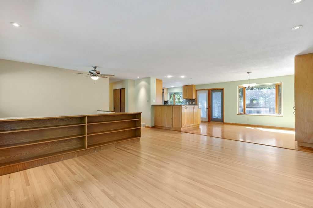 2415 Chicoutimi Drive NW, Calgary — photo 5 of 28