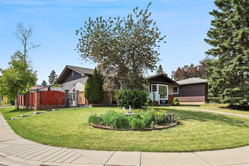 8627 Athabasca Street SE, Calgary — photo 3 of 30