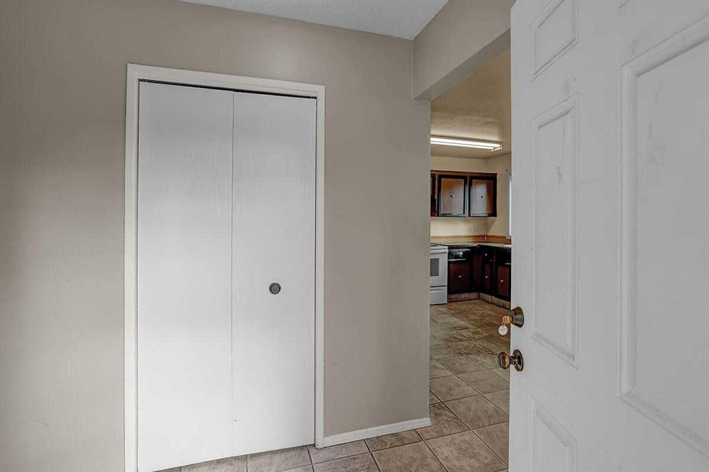 151 Midlawn Close SE, Calgary — photo 3 of 26