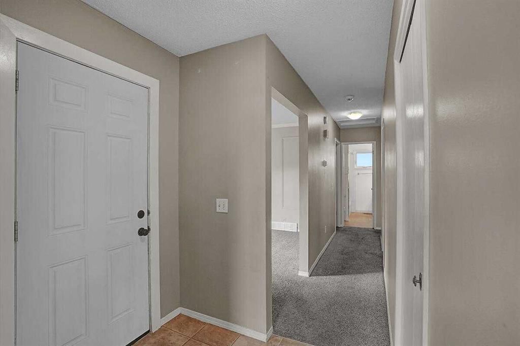 151 Midlawn Close SE, Calgary — photo 4 of 26