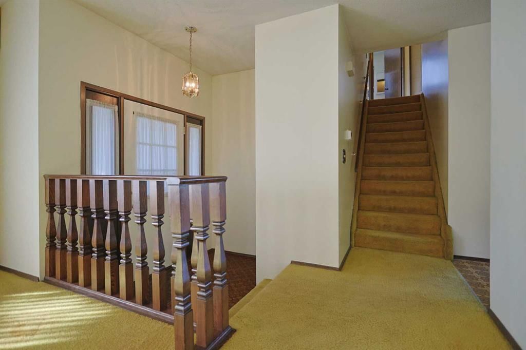 6019 Dalcastle Crescent NW, Calgary — photo 2 of 44