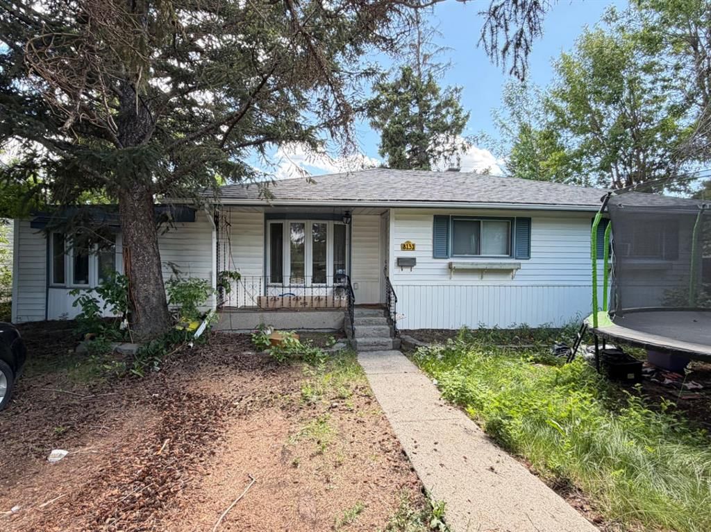 8131 44 Avenue NW, Calgary — photo 2 of 8