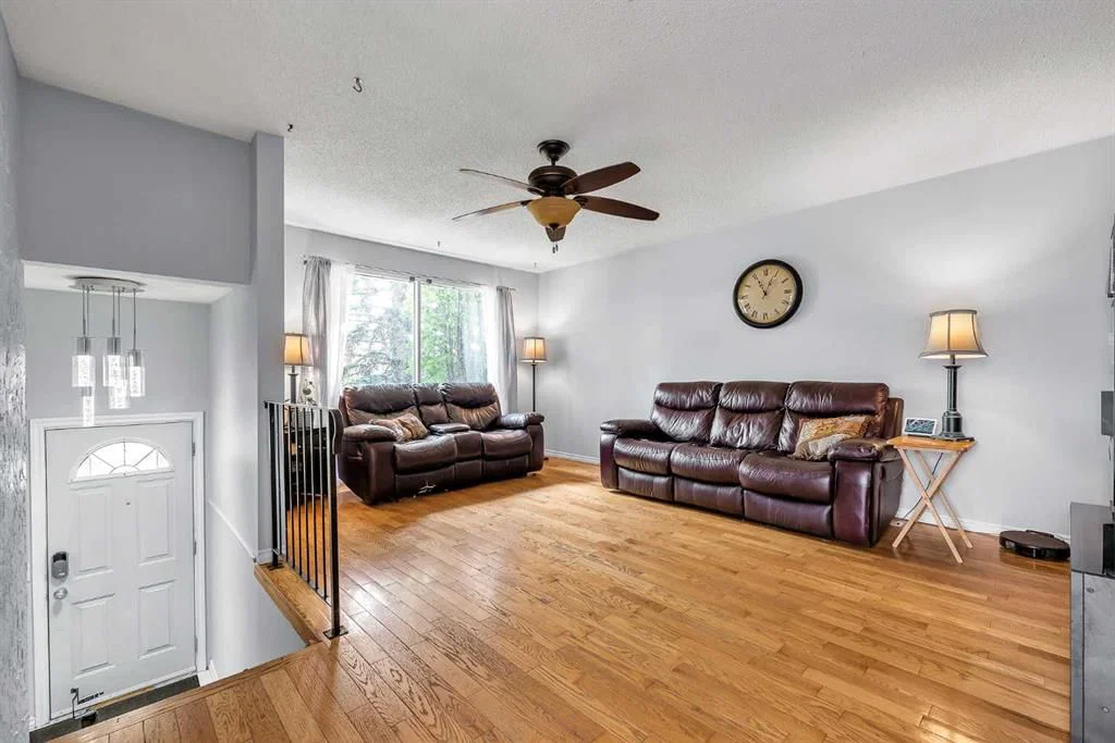 215 ERIN WOODS Drive SE, Calgary — photo 3 of 31