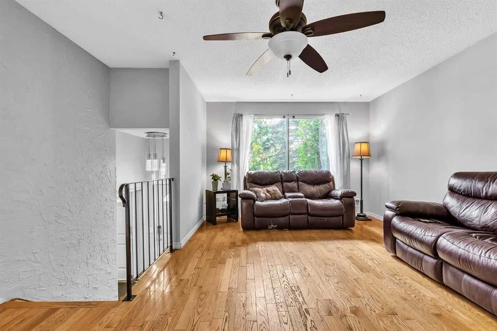 215 ERIN WOODS Drive SE, Calgary — photo 4 of 31