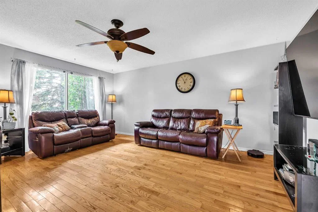 215 ERIN WOODS Drive SE, Calgary — photo 5 of 31