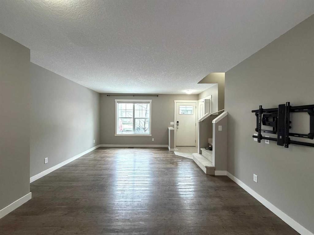 947 Mckenzie Towne Manor SE, Calgary — photo 4 of 22