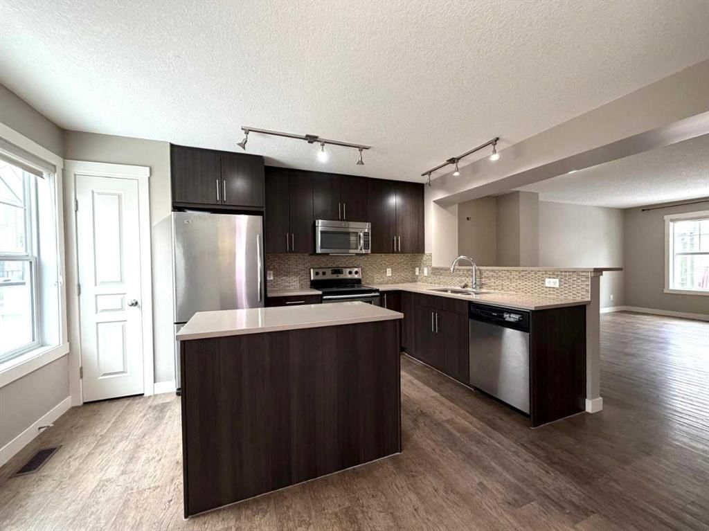 947 Mckenzie Towne Manor SE, Calgary — photo 5 of 22